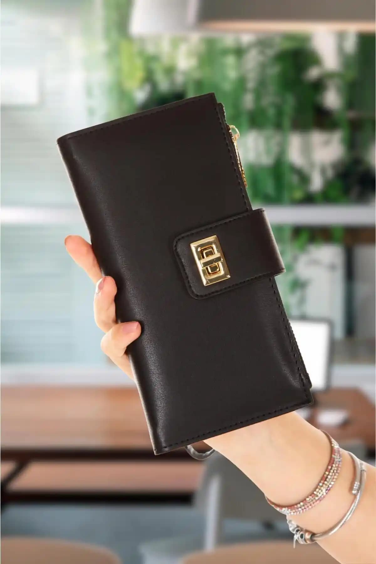 Kadın Cüzdanları Karşılaştırması: Adelina Bags Venesia ve Womancraft Bebemavi Modelleri