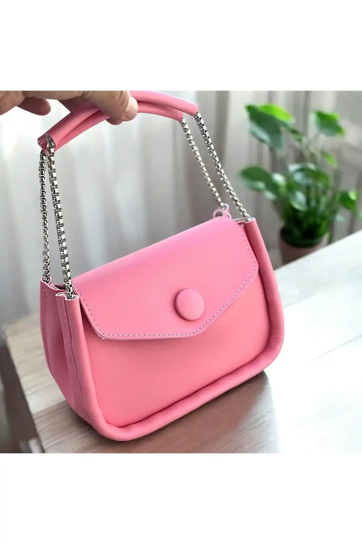 Kadın El ve Omuz Çantaları Karşılaştırması: Pembe ve Siyah Modellerin Özellikleri