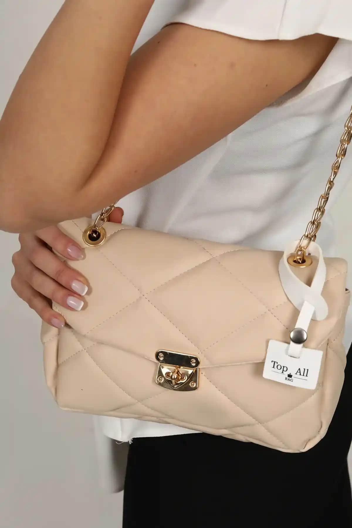 Kadın El ve Omuz Kapitone Çanta: Modern ve Dayanıklı Tasarım, Günlük Kullanım İçin Uygun