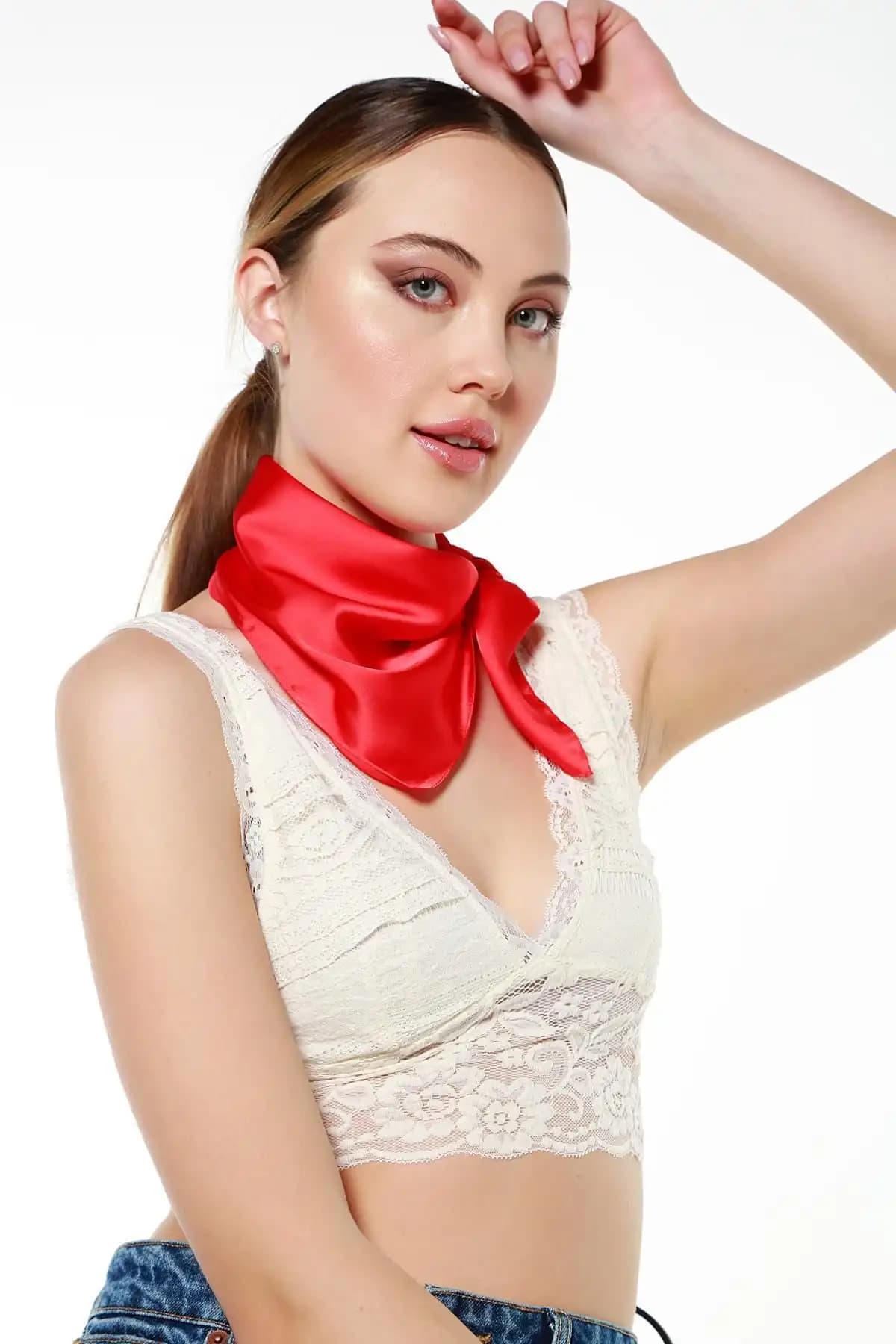 Kadın Etnik Desenli ve Kırmızı Bandana Fular Karşılaştırması ve Moda İpuçları 1