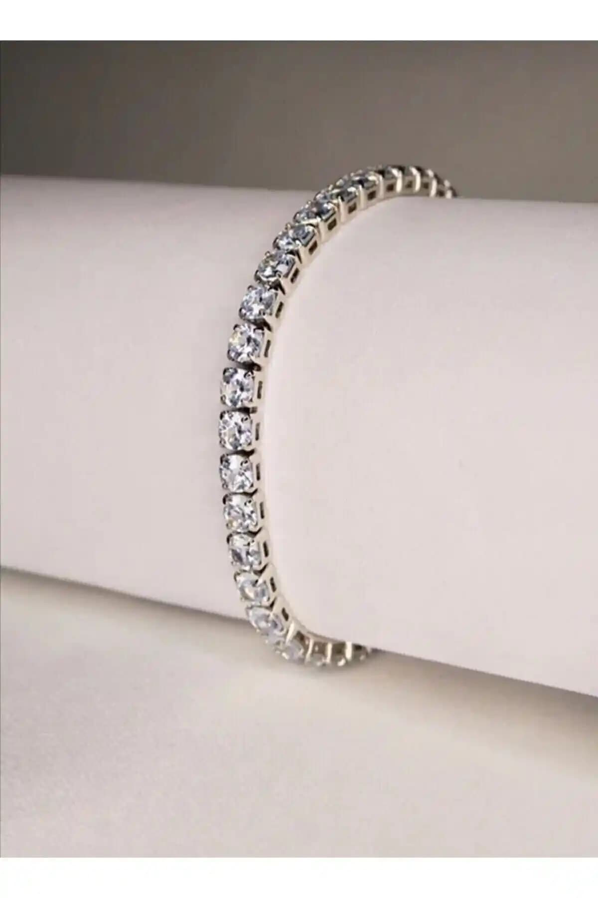 Kadın Gümüş Bileklik: Kare Zirkon Taşlı ve Şık Tasarımıyla Zarafetin Simgesi