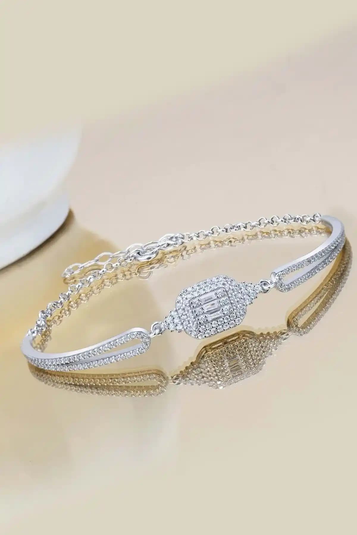 Kadın Gümüş Taşlı Bileklik Şıklık ve Zarafetin Modern Tasarımı