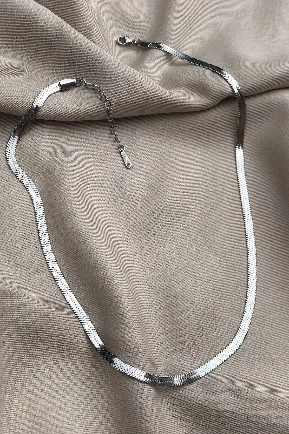 Kadın Gümüş Zincir Kolye Karşılaştırması: Genel Markalar ve Jenny Daphne Tasarımları