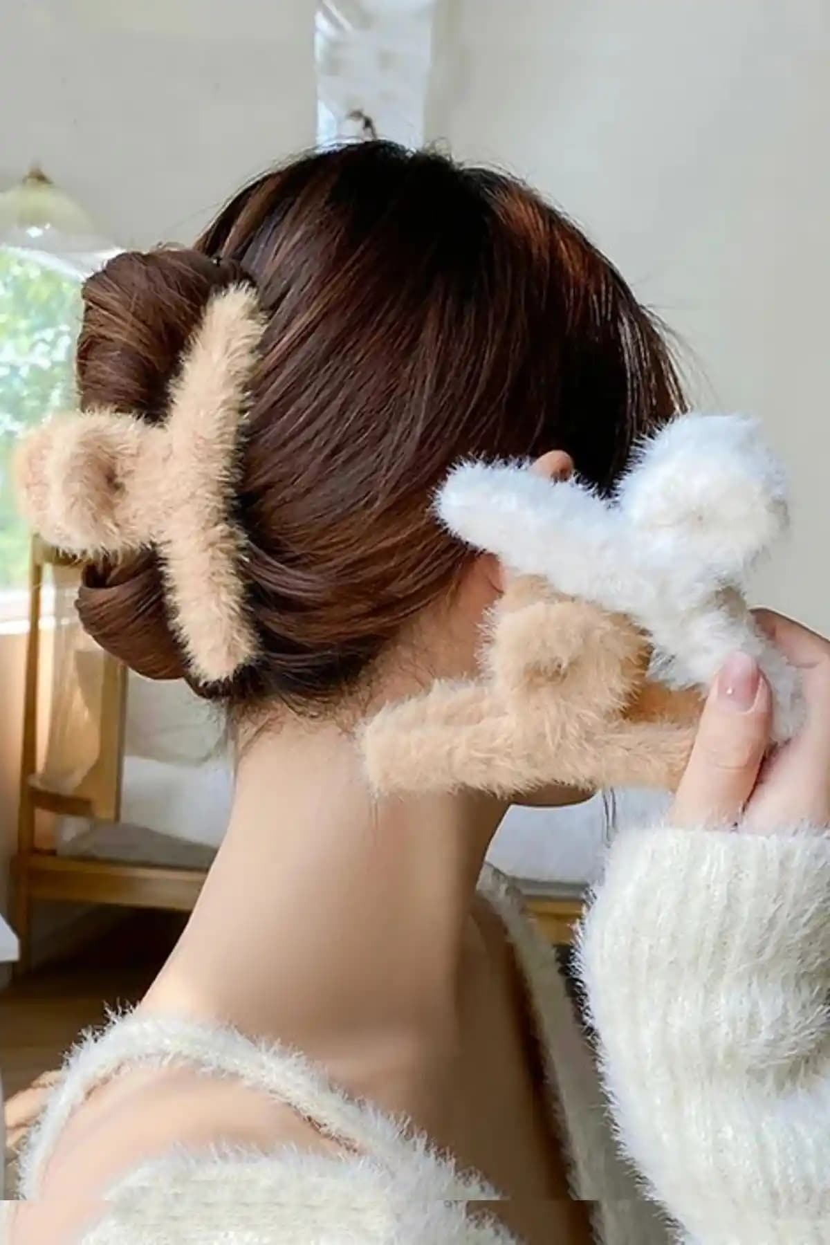 Kadın İçin Uygun Peluş ve İnci Mandal Toka Modellerinin Karşılaştırması