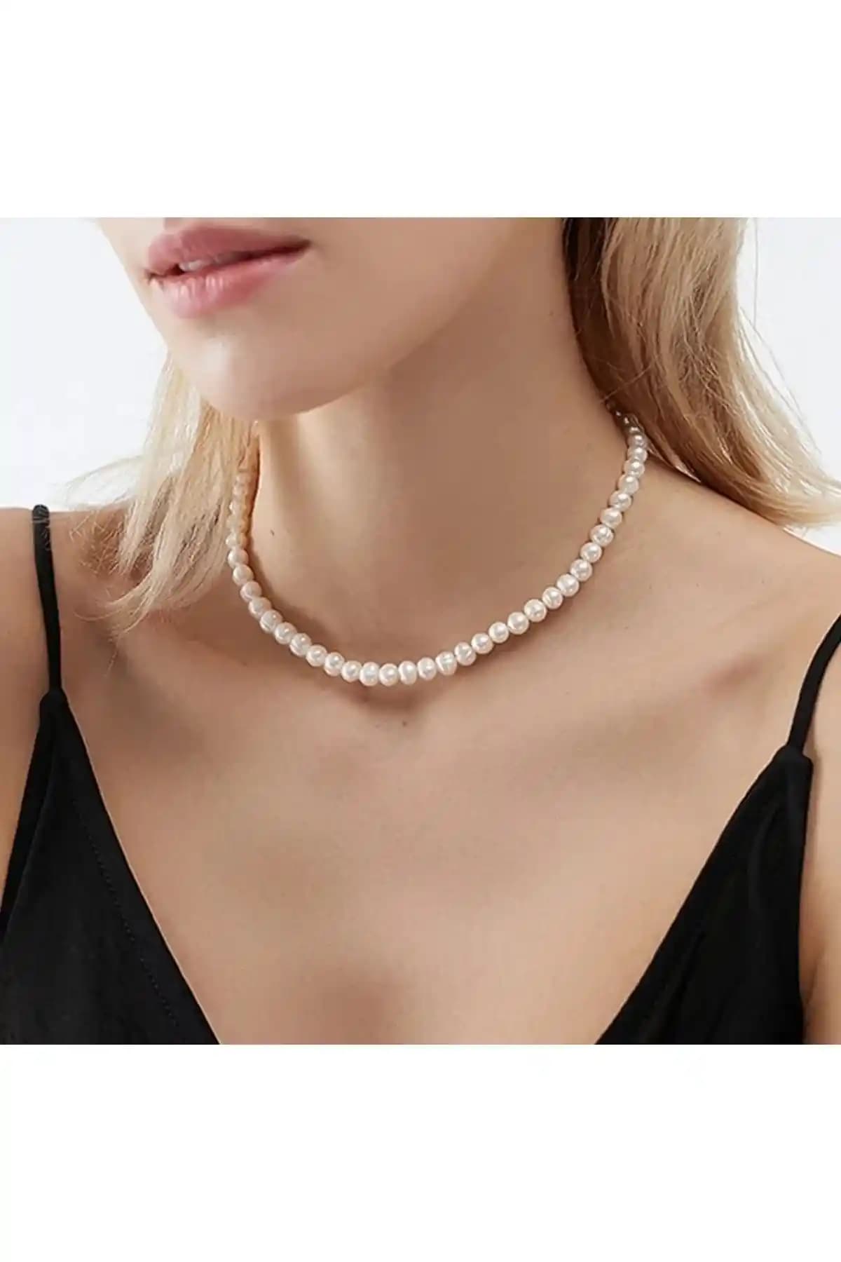 Kadın İnci Kolye ve Zarif İncili Yay Gerdanlık Karşılaştırması