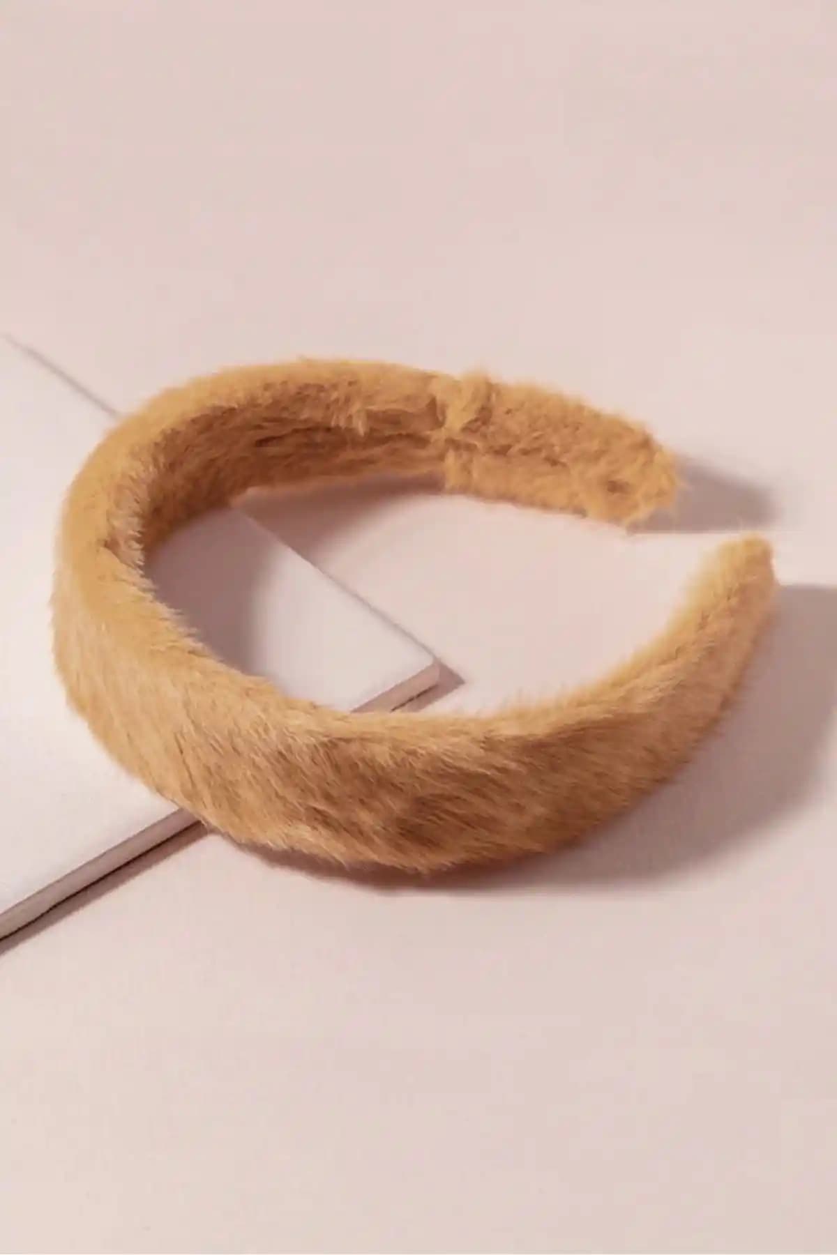 Kadın Kahve Teddy Tüylü Peluş Taç Şıklık ve Konfor Sunan Modern Aksesuar