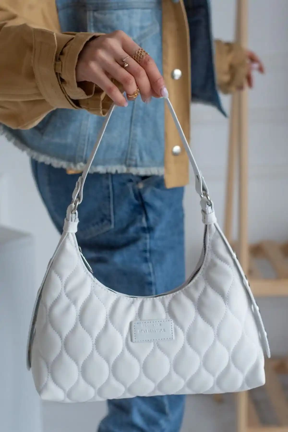 Kadın Kapitone Desenli Çantalar Karşılaştırması: Beyaz ve Mint Yeşil Seçenekler