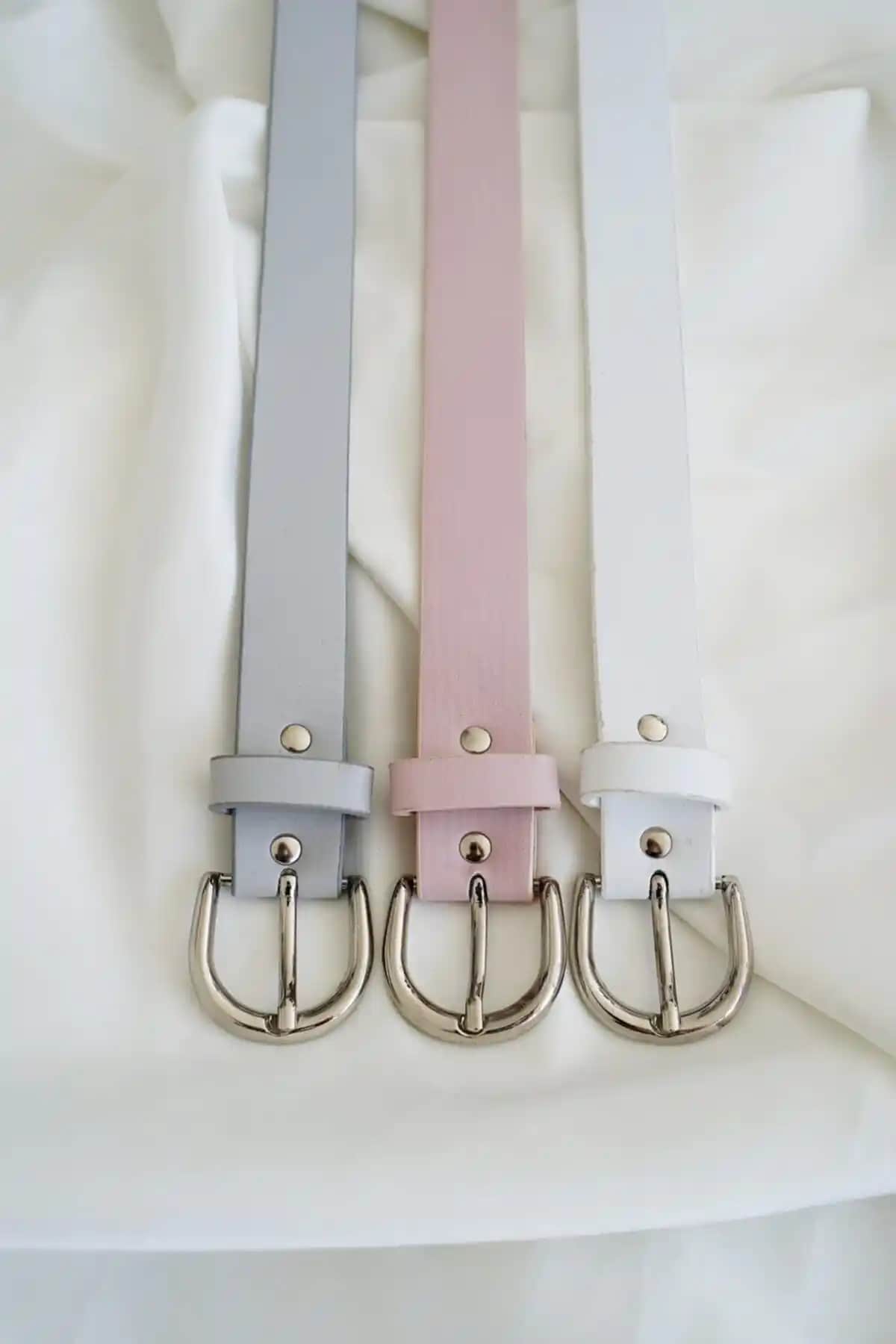 Kadın Kemerleri Karşılaştırması: Pembe Detaylı ve Gold Tokalı Setler Hakkında Bilgi