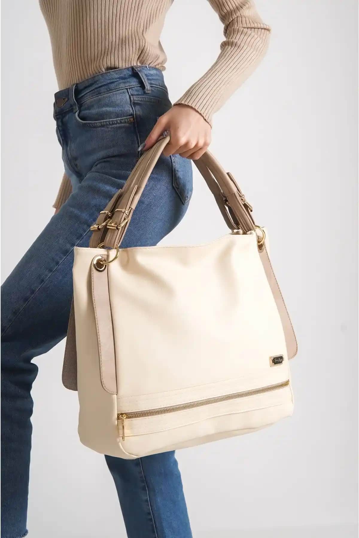 Kadın Krem Renkli Yuvarlak Deri Omuz Çantası Günlük Kullanım İçin Şık ve Dayanıklı Tasarım