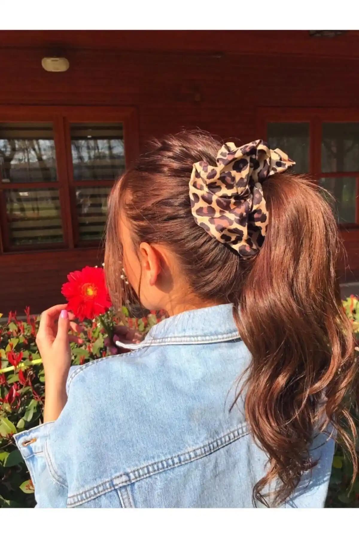 Kadın Leopar Desenli Büyük Boy Lastik Toka: Şıklık ve Pratiklik Sunan Modern Tasarım