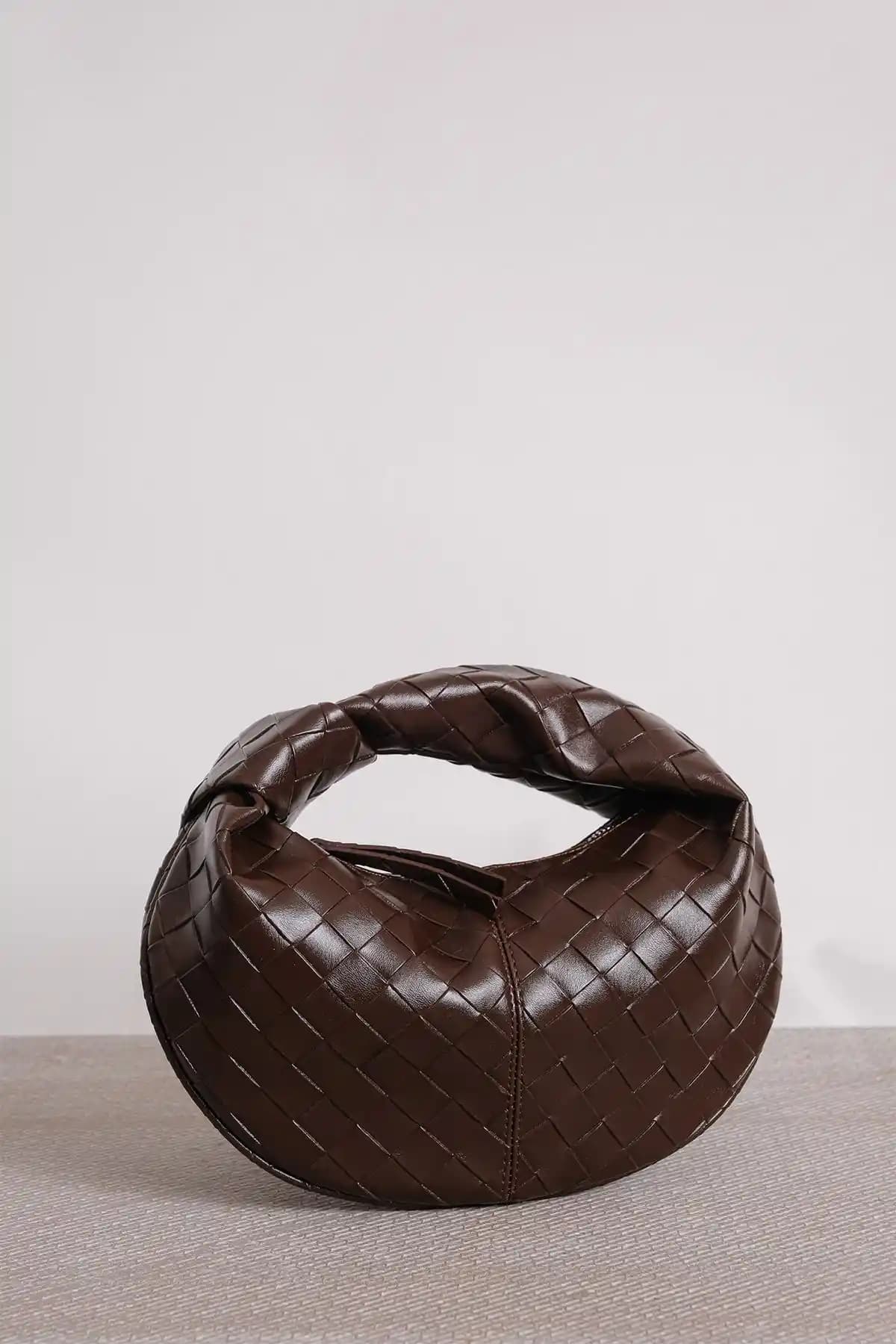 Kadın Mini El Çantası Karşılaştırması: Şık ve Pratik Modellerin Detaylı Analizi