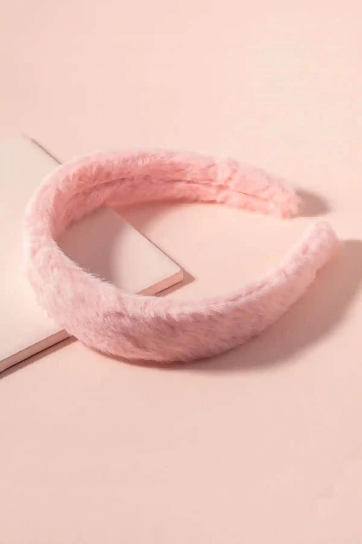 Kadın Pembe Peluş Taç Şıklık ve Konfor Sunan Tasarım Özellikleri