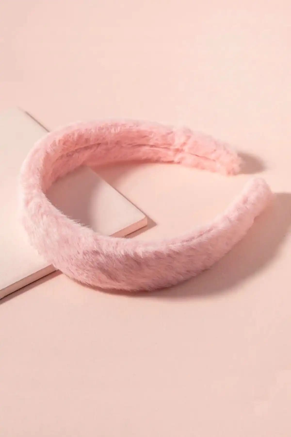 Kadın Pembe Peluş Taç Şıklık ve Konfor Sunan Tasarım Özellikleri