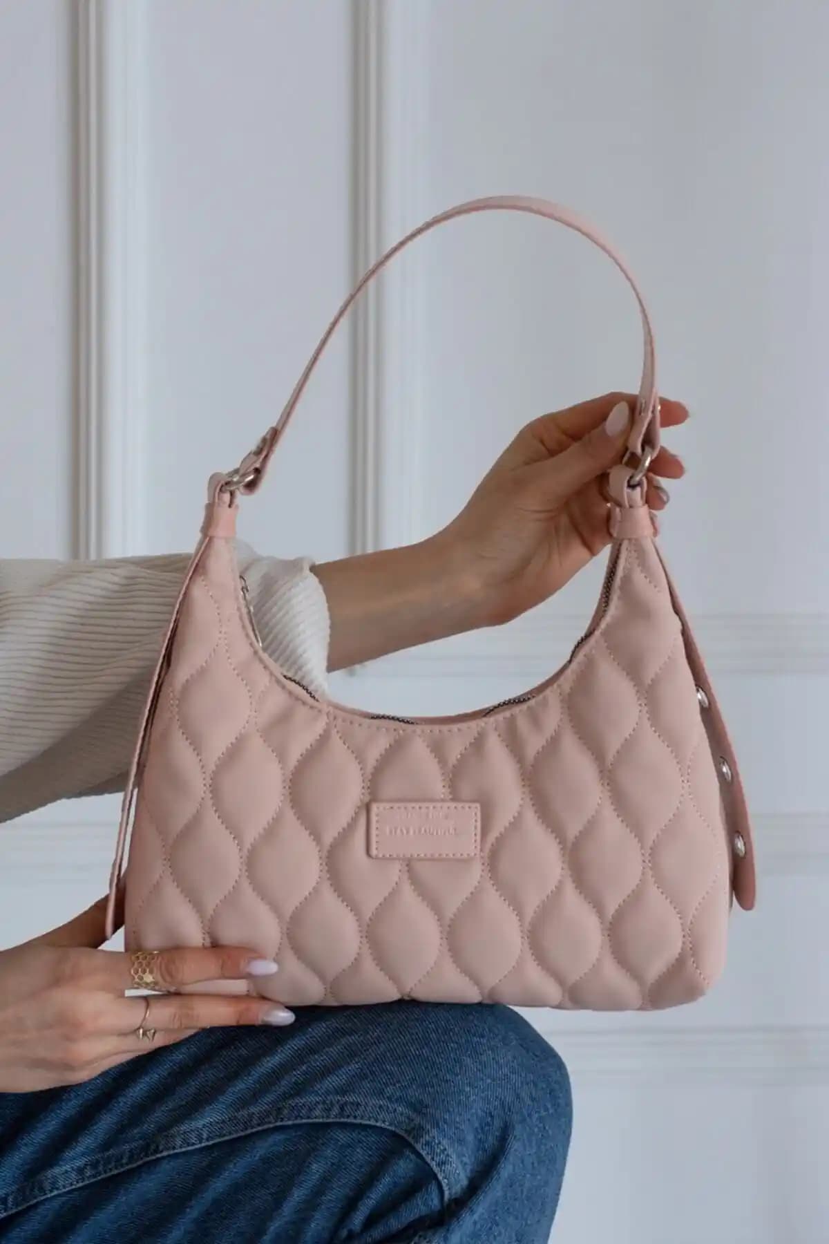 Kadın Pudra ve Monogram Çanta Karşılaştırması: Stil ve Fonksiyonellik Analizi