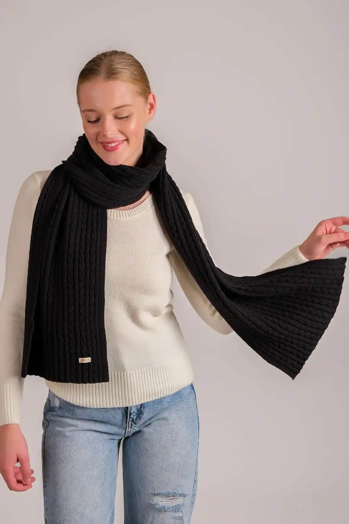 Kadın Saç Örgü Yumuşak Tuşe Atkı – Şık ve Sıcak Tutucu Kış Aksesuarı