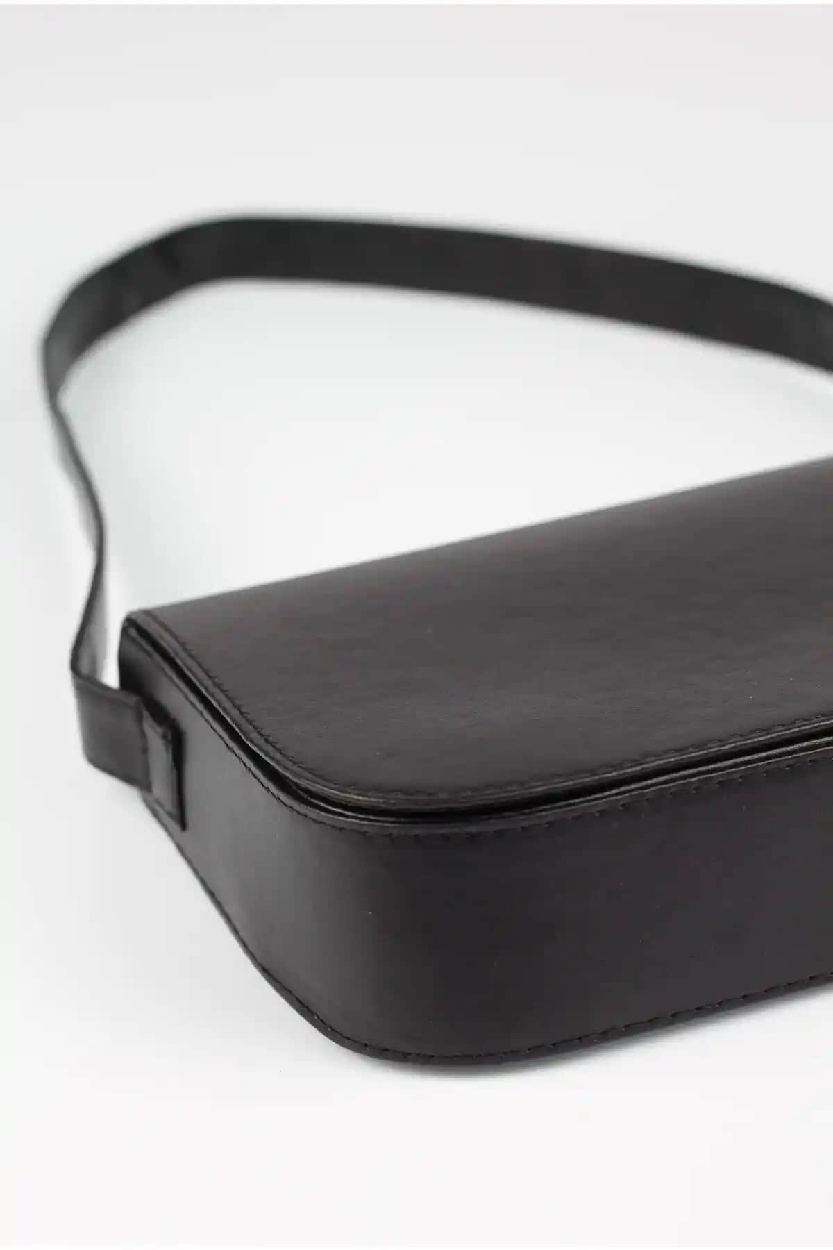 Kadın Siyah Baget Çanta Karşılaştırması: Babi West ve WITH-W Modelleri