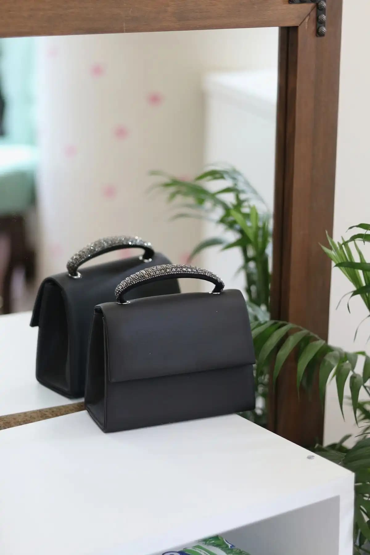 Kadın Siyah Çantalar Karşılaştırması: Dizaynbag ve Moom Bag Modelleri Analizi 2
