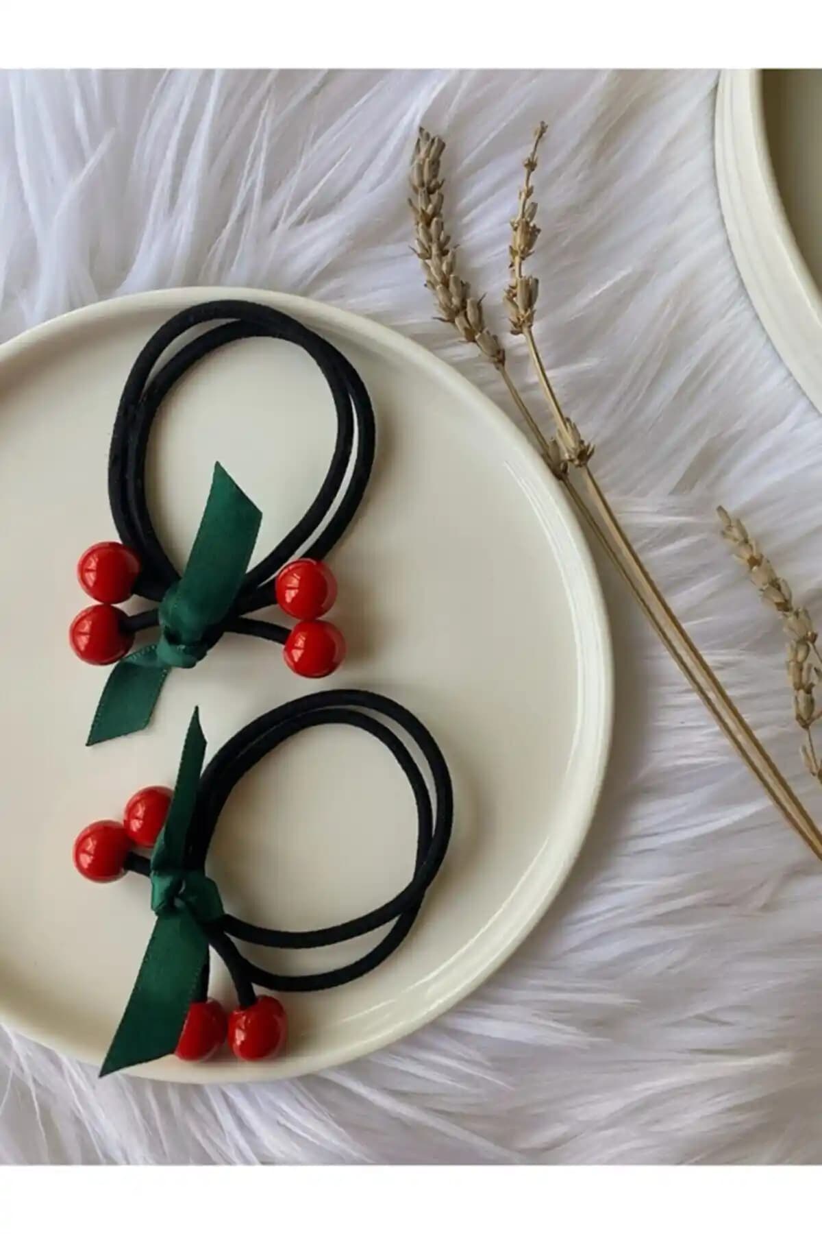 Kadın Siyah Kirazlı Lastik Toka: Şıklık ve Kullanım Kolaylığını Sunan Pratik Çözüm