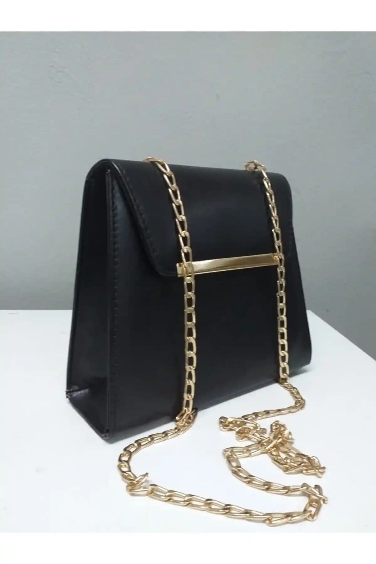Kadın Siyah Zincir Askılı Çanta: Şıklık ve Fonksiyonelliğin Modern Buluşması