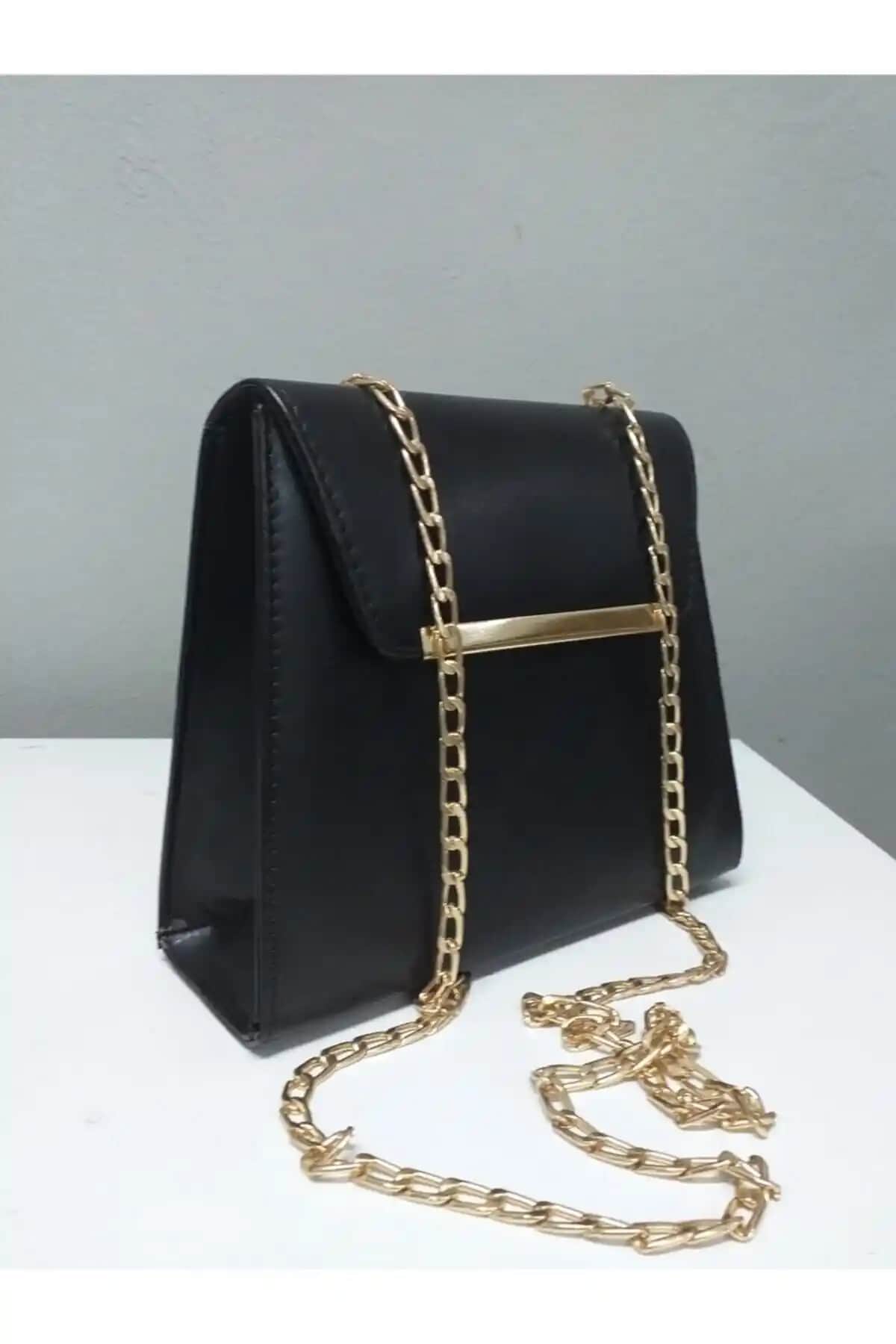 Kadın Siyah Zincir Askılı ve Baget Çanta Karşılaştırması: Stil ve İşlevsellik Analizi