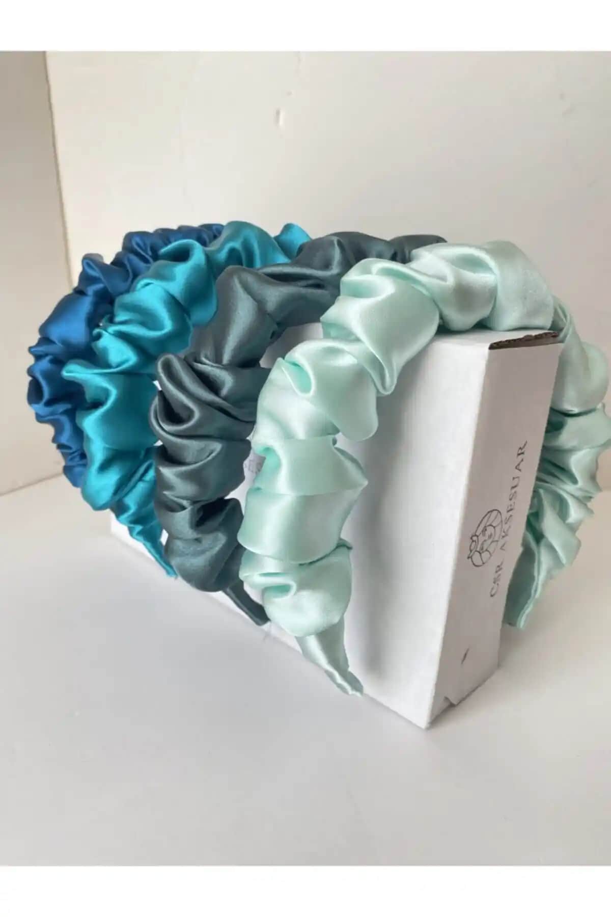 Kadın Taç Setleri Karşılaştırması: Renkli Saten ve İnci Detaylı Modernist Seçenekler