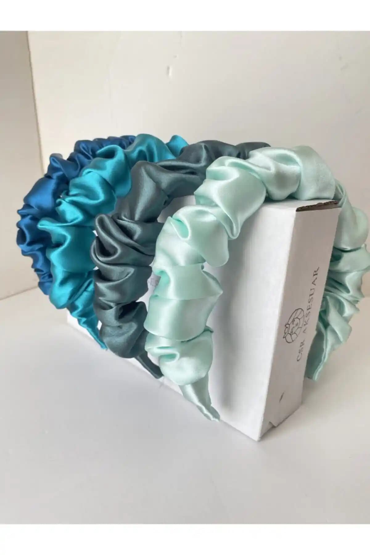 Kadın Taç Setleri Karşılaştırması: Renkli Saten ve İnci Detaylı Modernist Seçenekler