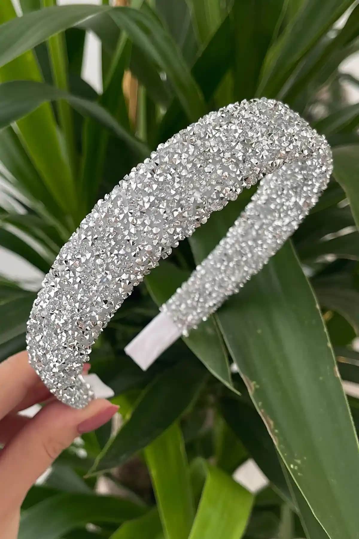 Kadın Taçları Karşılaştırması: Serena Kalın Taç ve Kristal Taç Modelleri İncelemesi