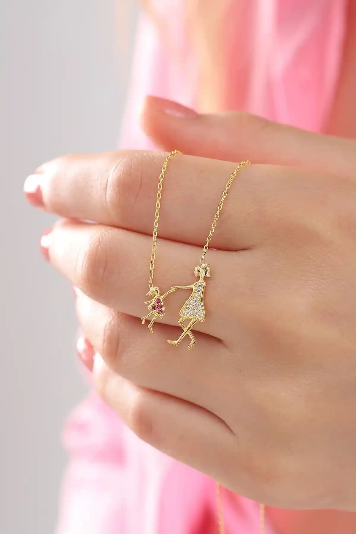 Kadın ve çocuk sevgisini yansıtan 925 ayar gümüş zincirli anne çocuk kolyesi