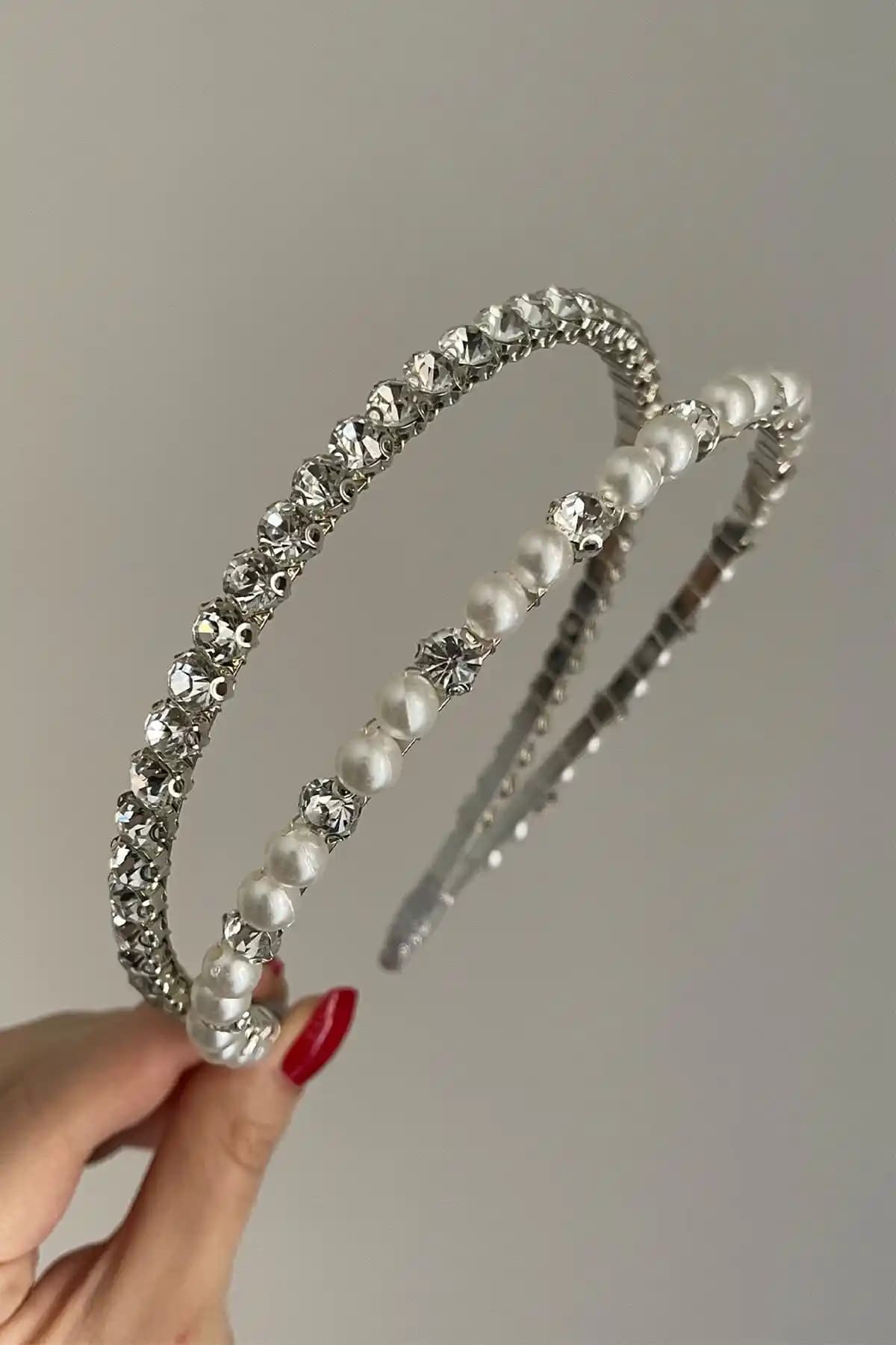 Kadın ve Gelin Tacı Karşılaştırması: Şıklık ve Konfor Analizi