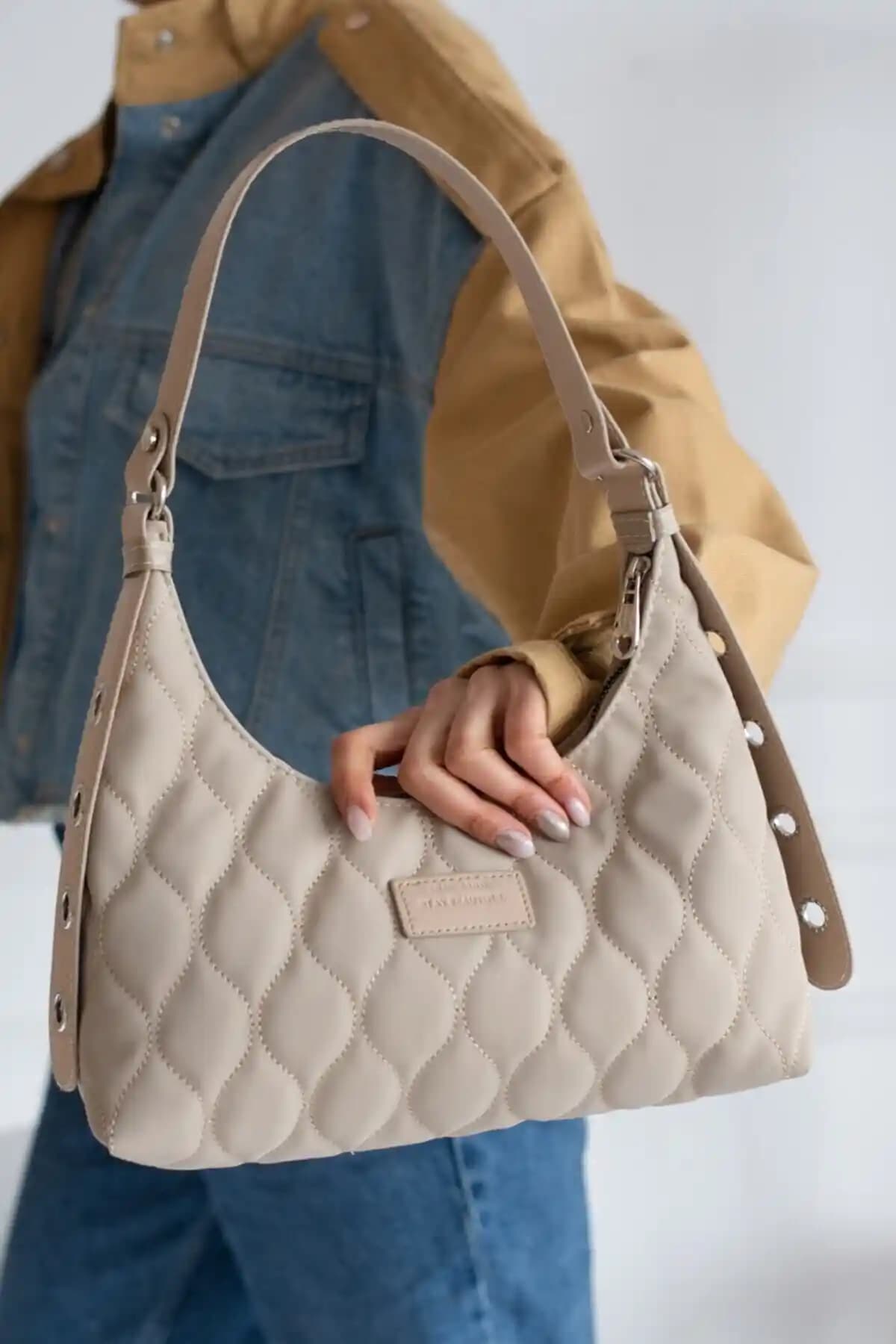 Kadın Vizon Kapitone Desenli Baget Çanta Günlük Şıklık ve İşlevsellik Sunar