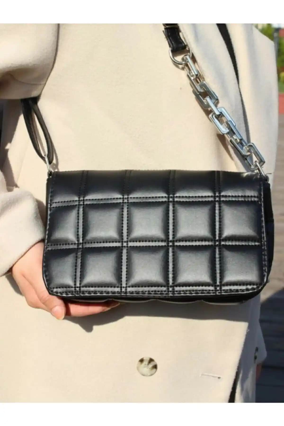 Kadın Zincirli Kare Nakışlı El ve Omuz Çantası Modern ve Şık Tasarım