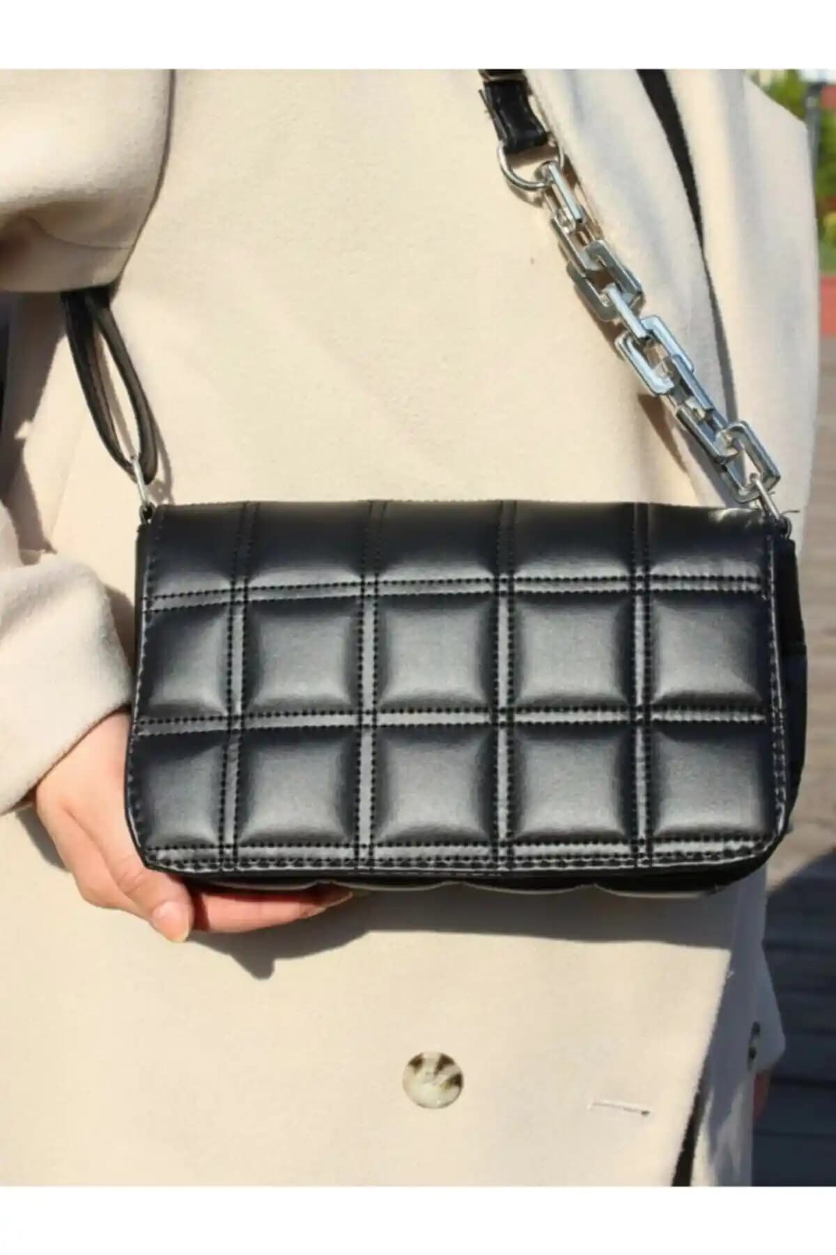 Kadın Zincirli Kare Nakışlı El ve Omuz Çantası Modern ve Şık Tasarım