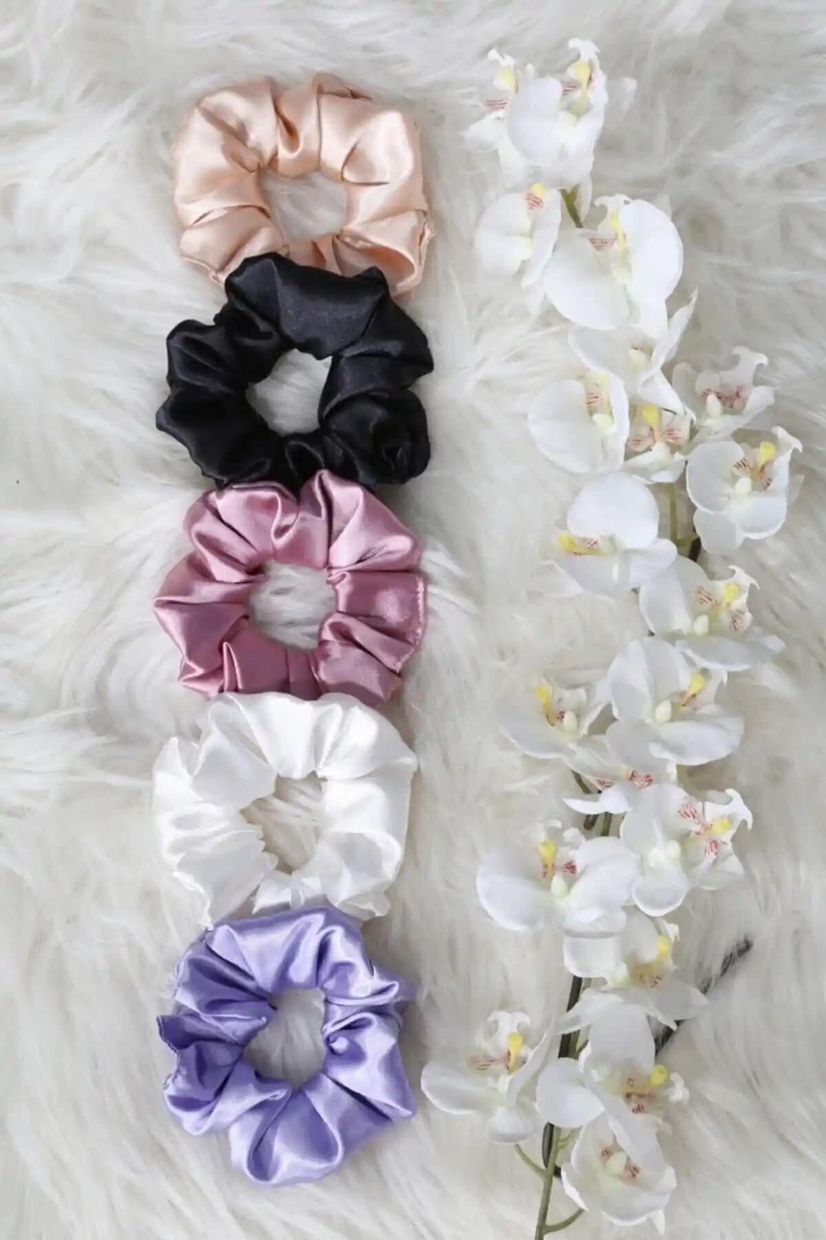 Kadınlar İçin 5'li Saten Saç Lastik Toka Seti Şıklık ve Kullanışlılık Sunar