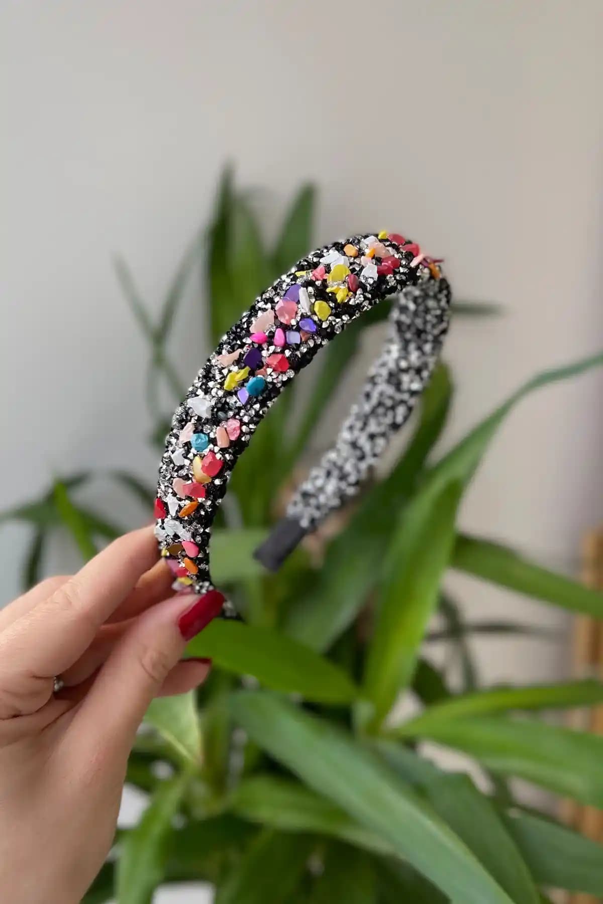 Kadınlar İçin Doğal Taşlı ve Kristal Taçlar Karşılaştırması ve Seçim Rehberi