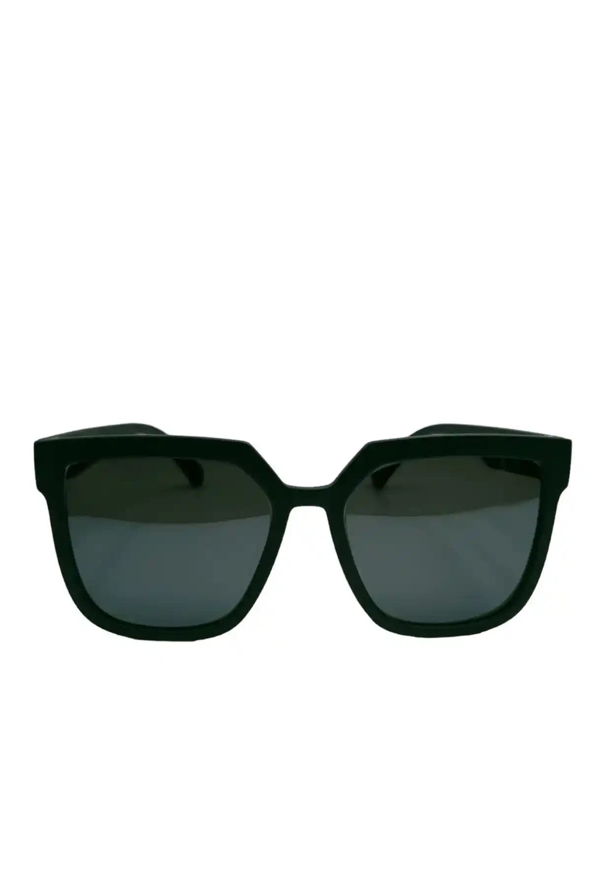 Kadınlar İçin Modern ve Koruyucu Siyah Güneş Gözlüğü - Estetik ve Fonksiyonellik Bir Arada