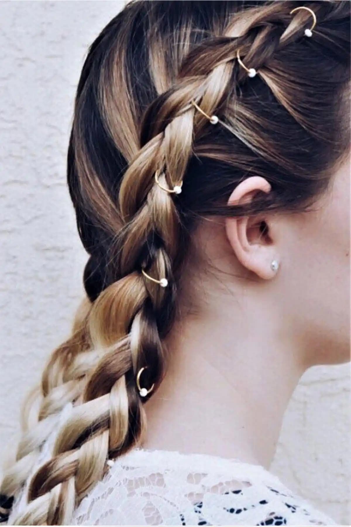 Kadınlar İçin Modern ve Şık Altın Renkli Yılbaşı Desenli Küpe Seti