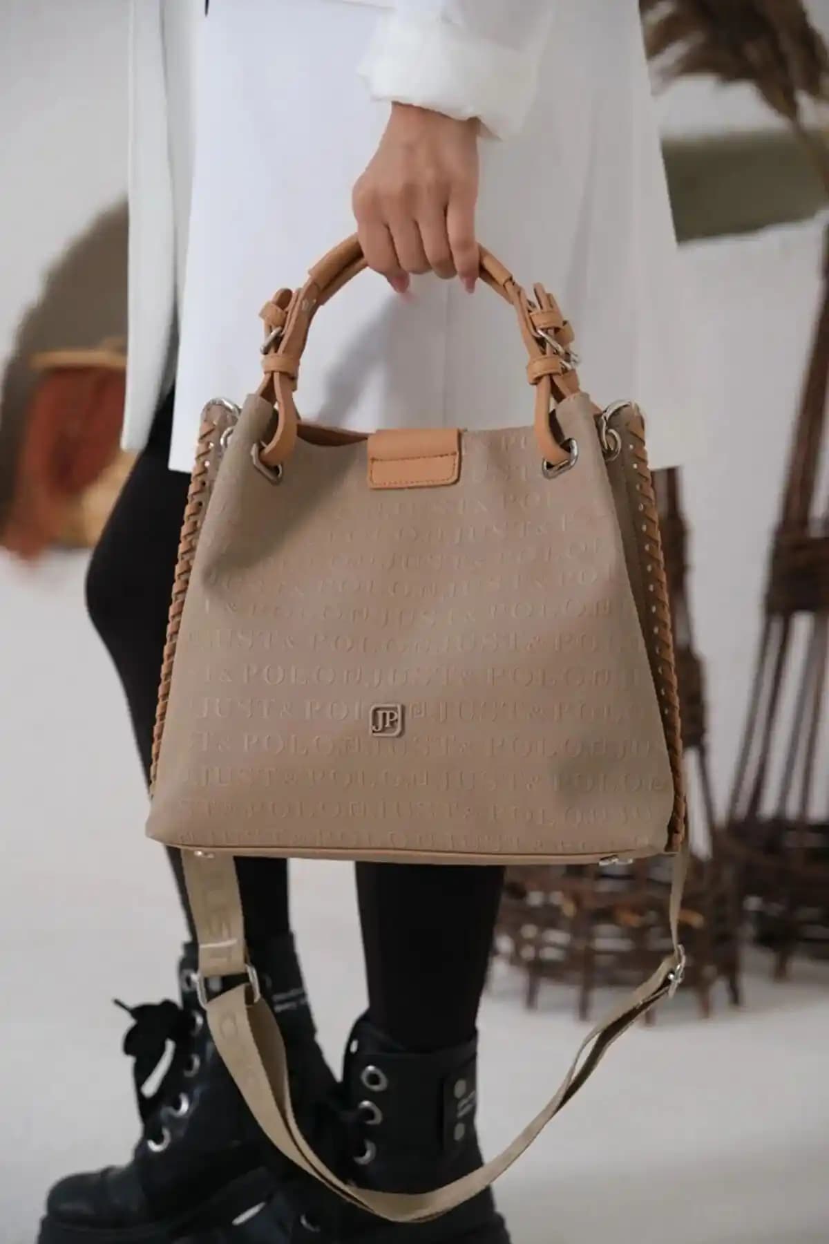Kadınlar İçin Modern ve Şık Just Polo Kum Taba Örgülü Çanta İnceleme ve Kullanım Rehberi