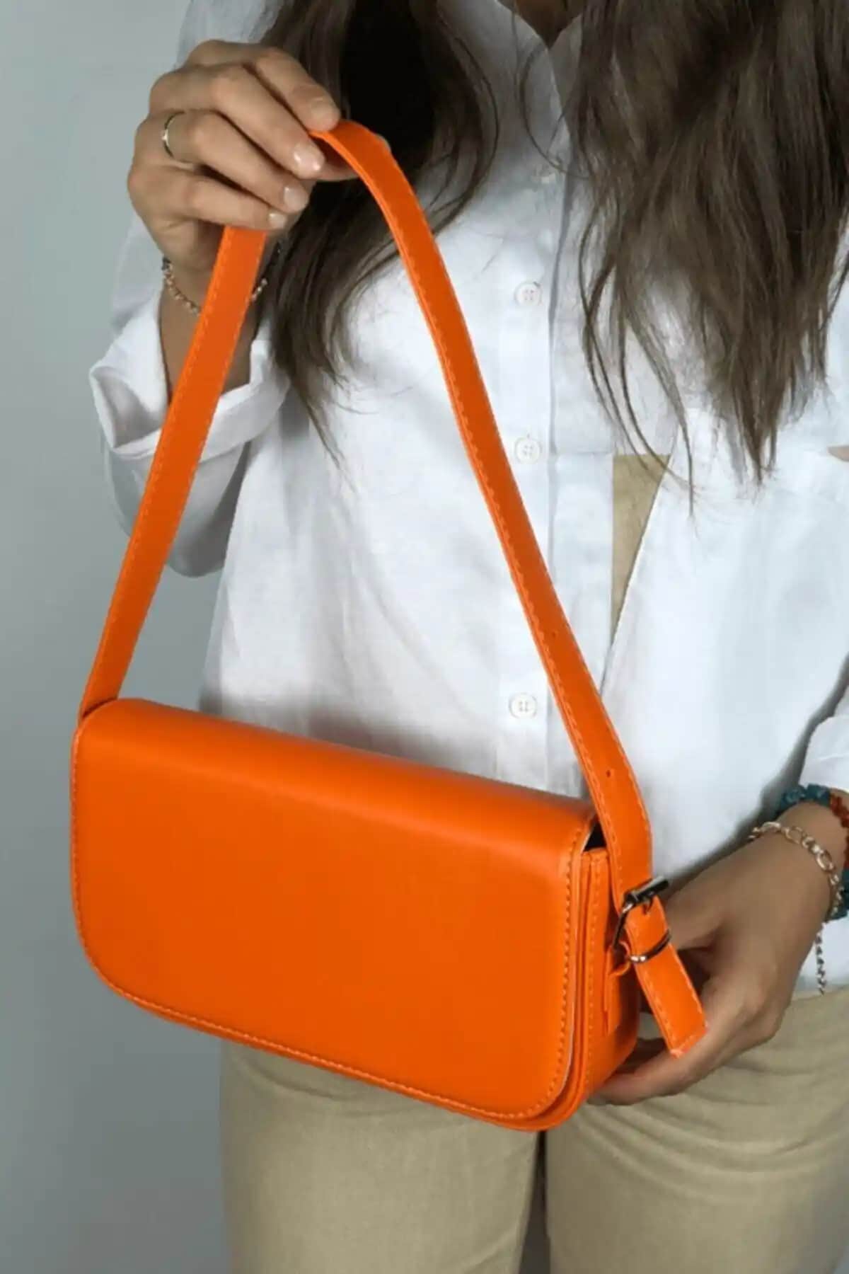 Kadınlar İçin Modern ve Şık Turuncu Omuz Çanta – Günlük Kullanım İçin Uygun