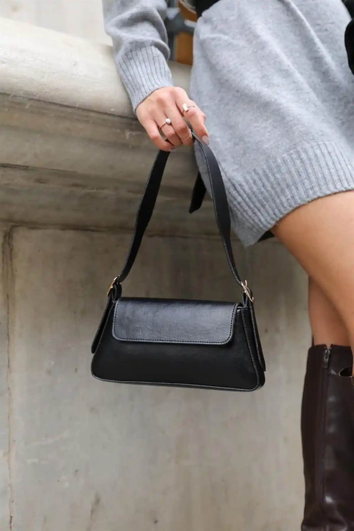 Kadınlar İçin Siyah Sade Tasarım Kapaklı Kol Çantası Günlük Kullanım İçin Uygun