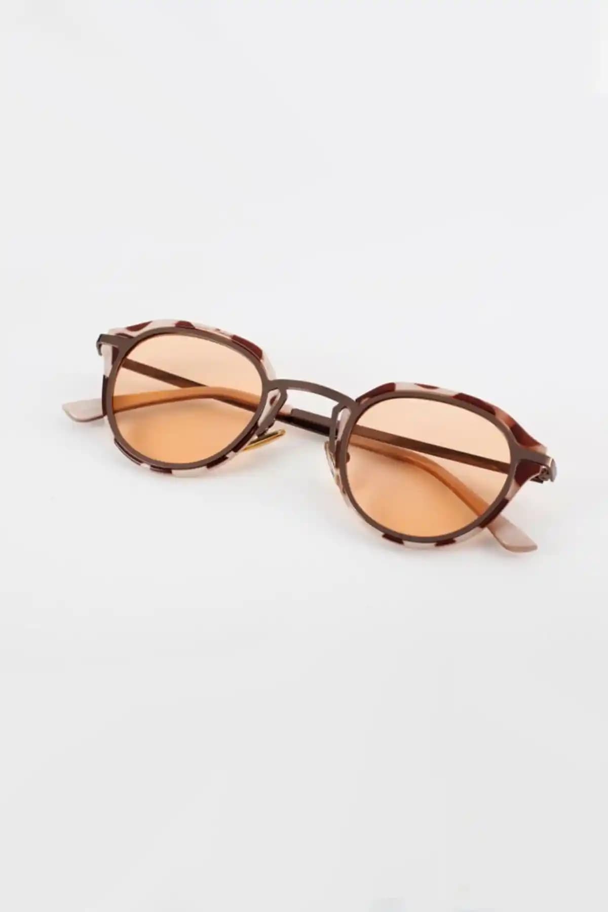 Kapin Sonic Oval ve Kapin Taşlı Oval Güneş Gözlüğü Karşılaştırması: Stil ve Koruma Analizi