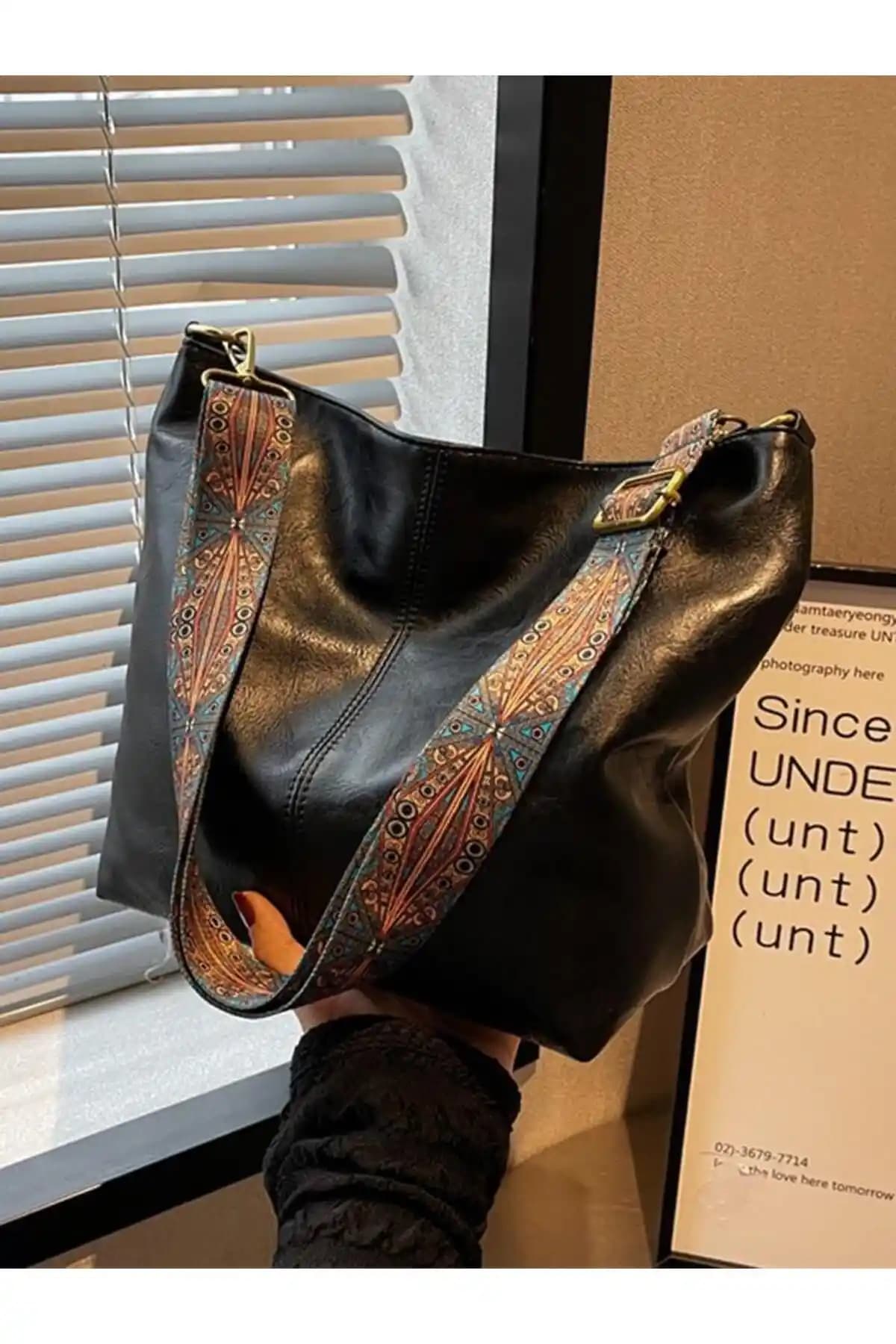 Katusa Kadın Siyah Fermuarlı Etnik Desenli Askılı Omuz Çantası Günlük Şıklık ve Fonksiyonellik