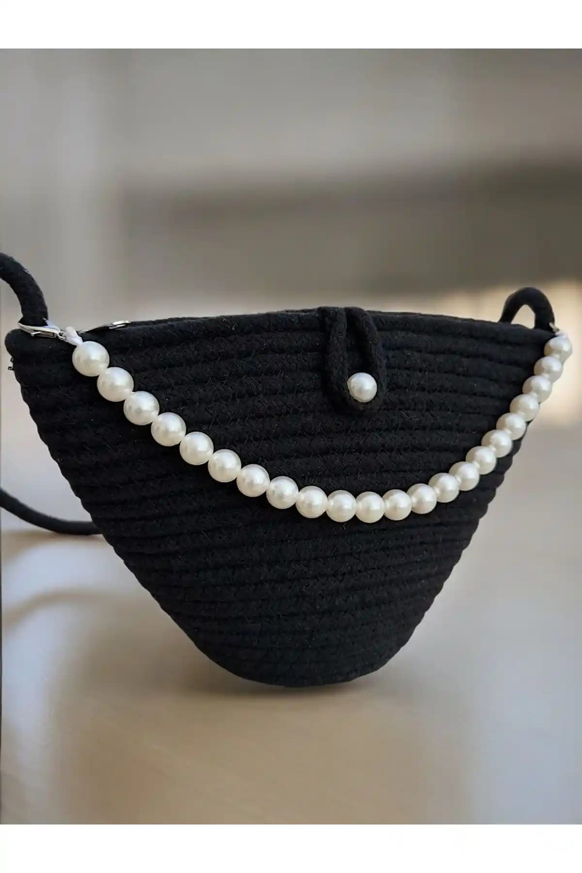 Katusa STD Kadın Siyah Incili Tasarım Omuz Çantası Günlük Kullanım İçin Uygun ve Şık Bir Aksesuar