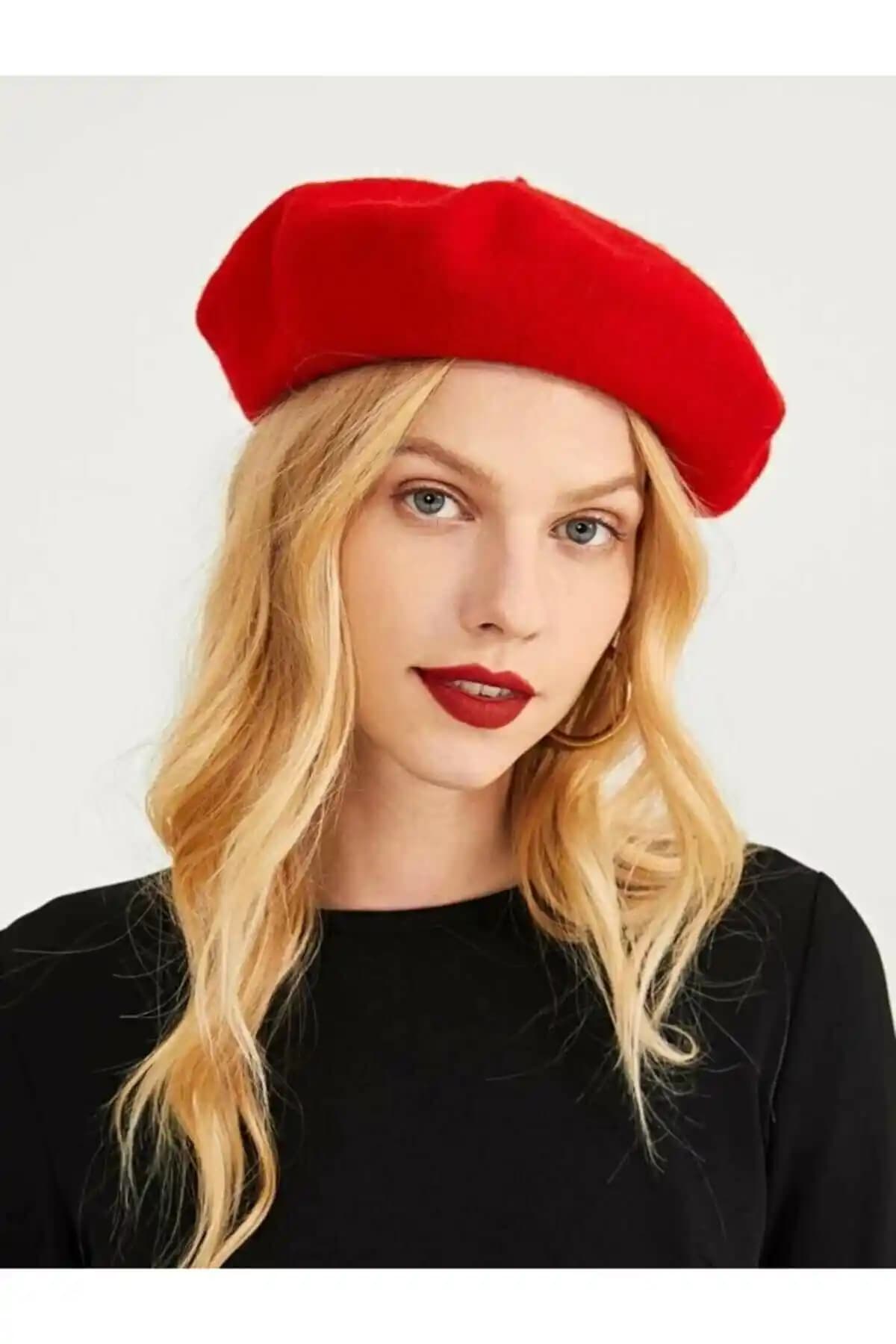 Kırmızı Keçe Bere Unisex Tasarım ile Kış Şıklığını ve Sıcaklığını Bir Arada Sunar