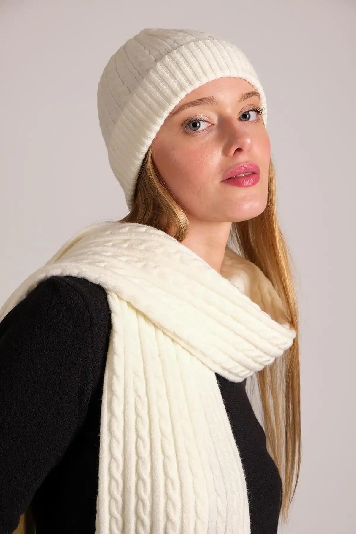 Kış Aylarında Şıklık ve Konfor Sunan Atkı ve Bere Takımlarının Karşılaştırması