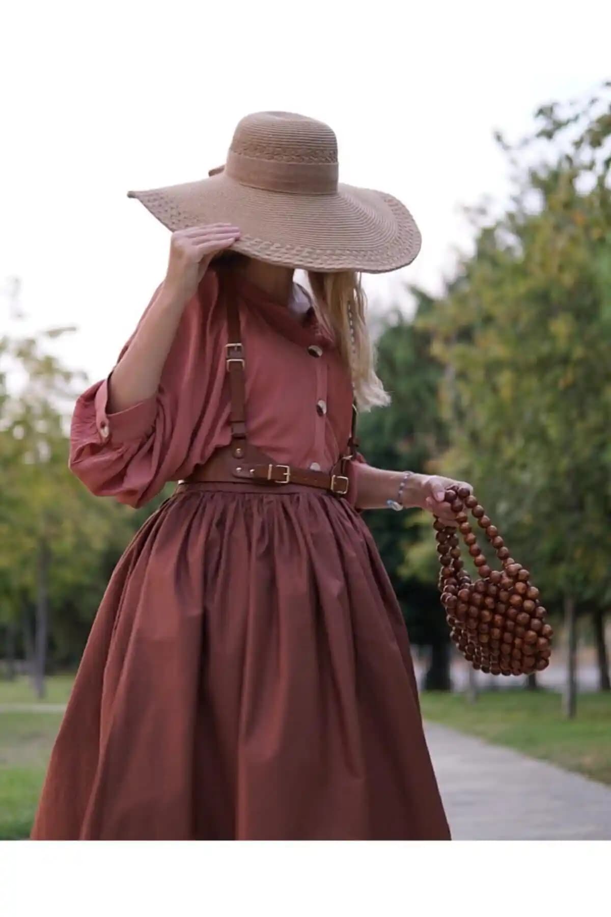 Launes Askılı Taba Kemer: Şıklık ve Fonksiyonellik Sunan Modern Aksesuar