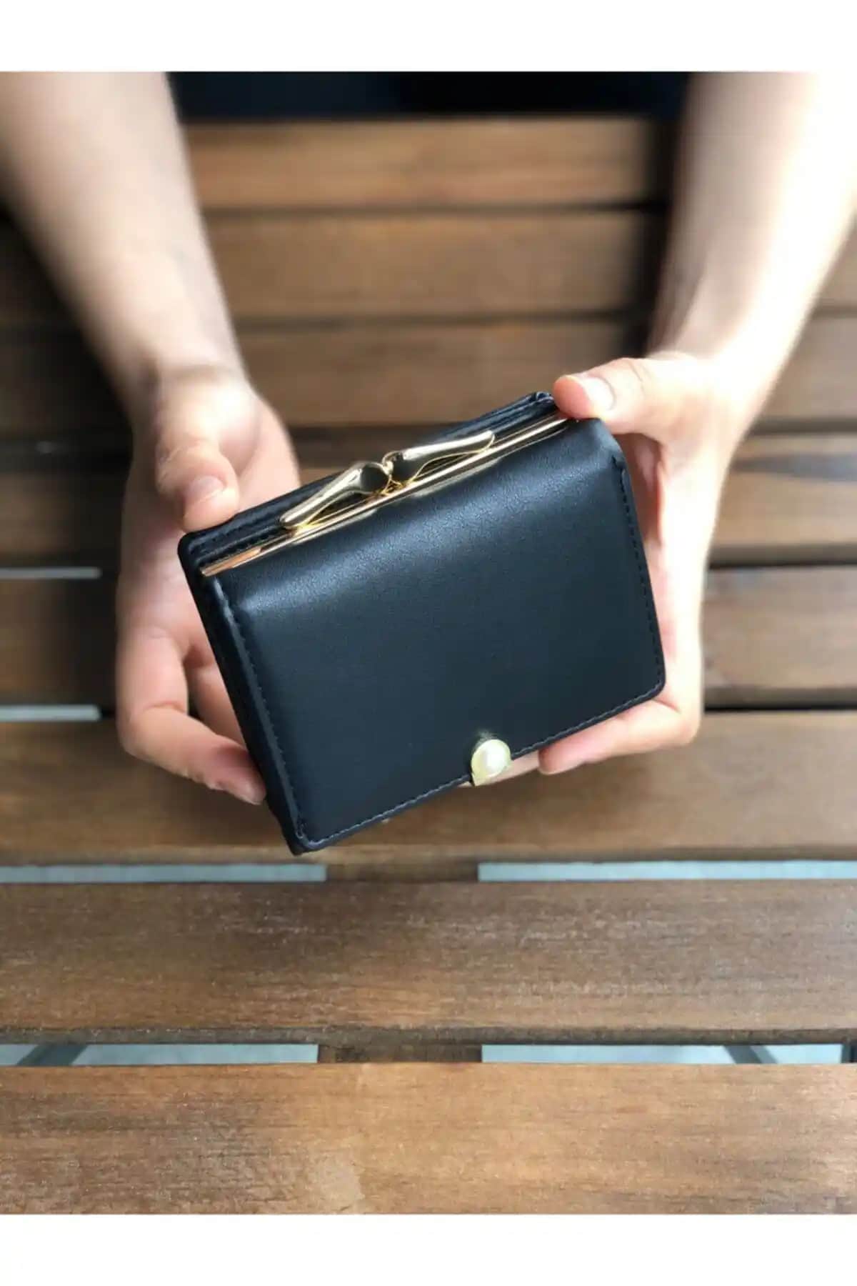 Lebina Siyah Incili Kadın Cüzdanı ve OLLBAGS Siyah Kadın Cüzdanı Karşılaştırması