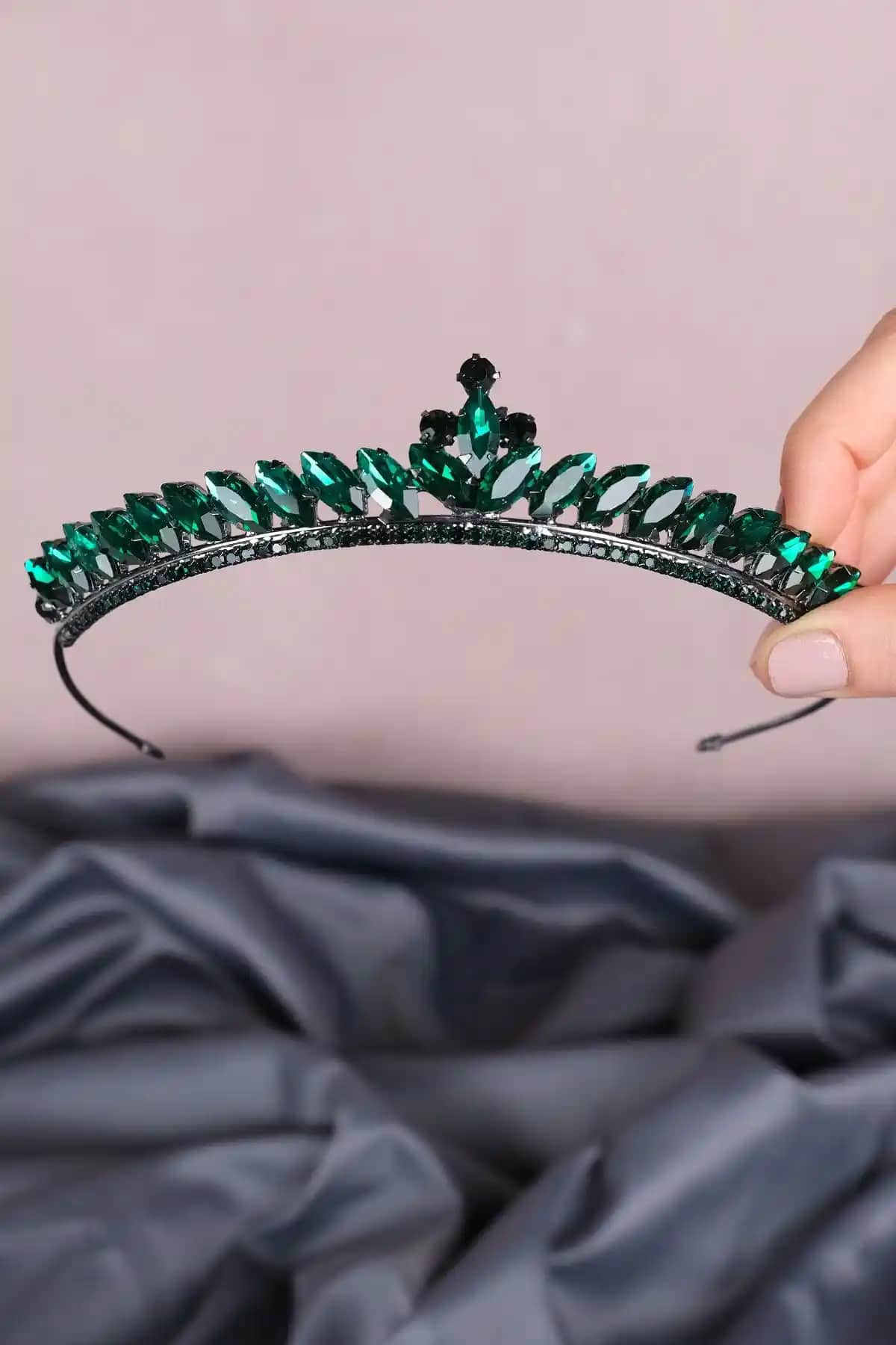 Limelia İnce Mekik Taşlı Gelin Kına Tacı: Zarif ve Modern Gelin Aksesuarı Seçenekleri