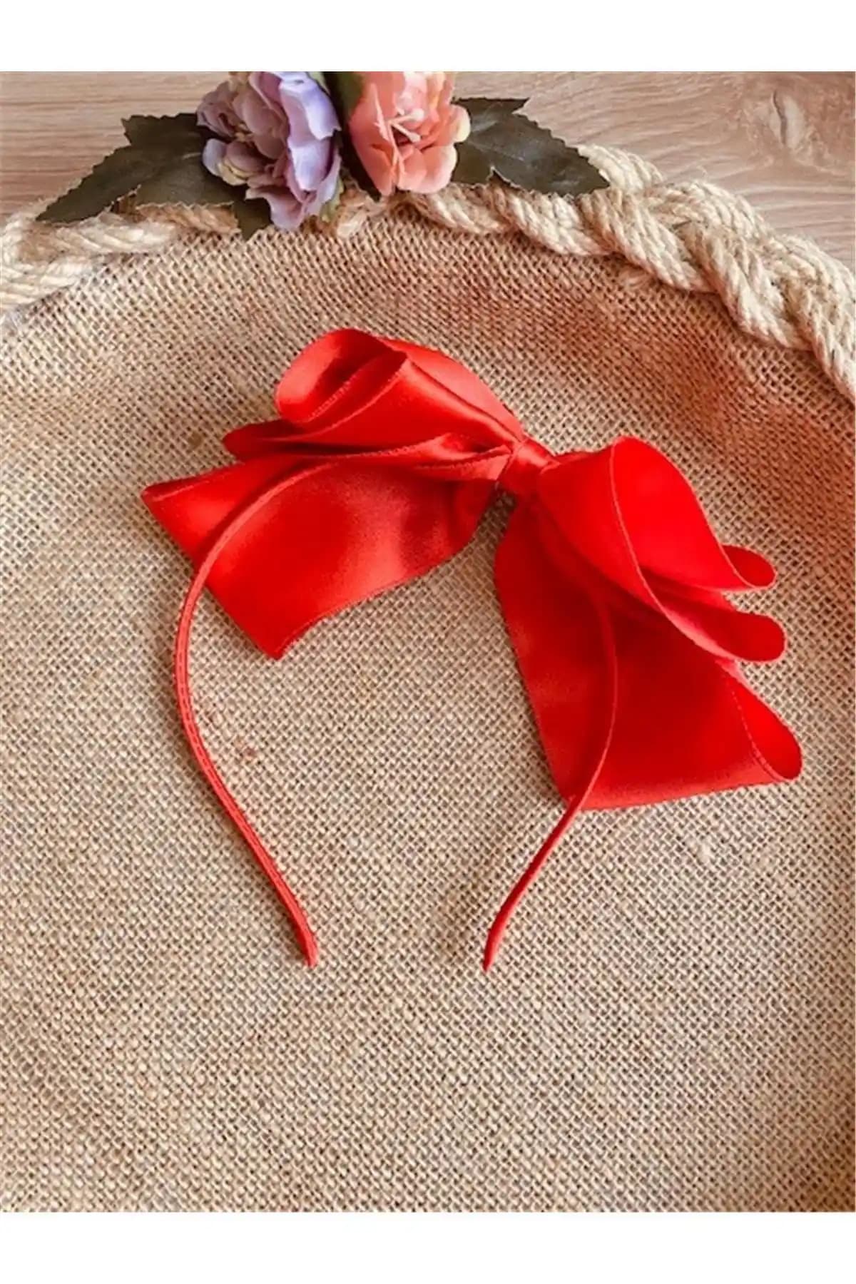 Lohusa Takıları Karşılaştırması: Fiyonklu ve İki Fiyonklu Kırmızı Tacın Özellikleri