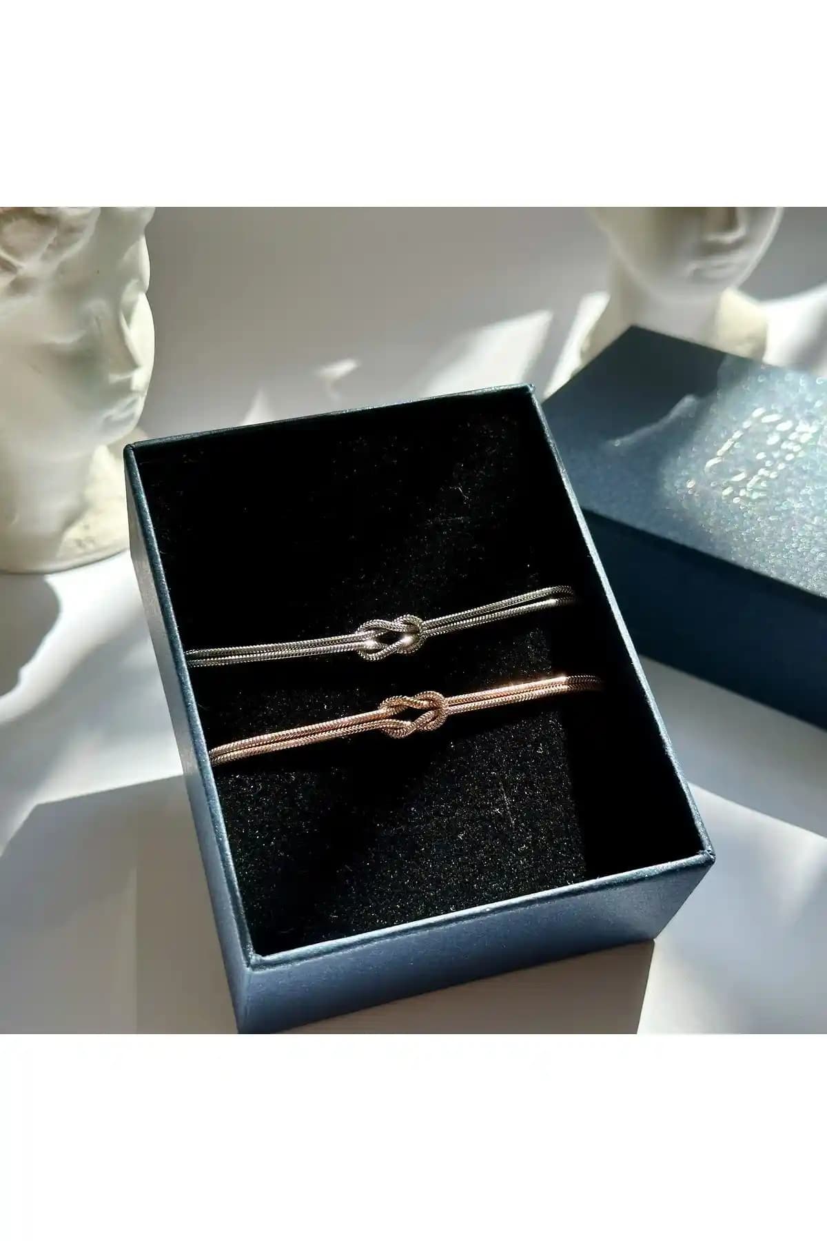 Lotus JW Düğüm Çift Bileklik: Şıklık ve Zarafetin Modern Simgesi