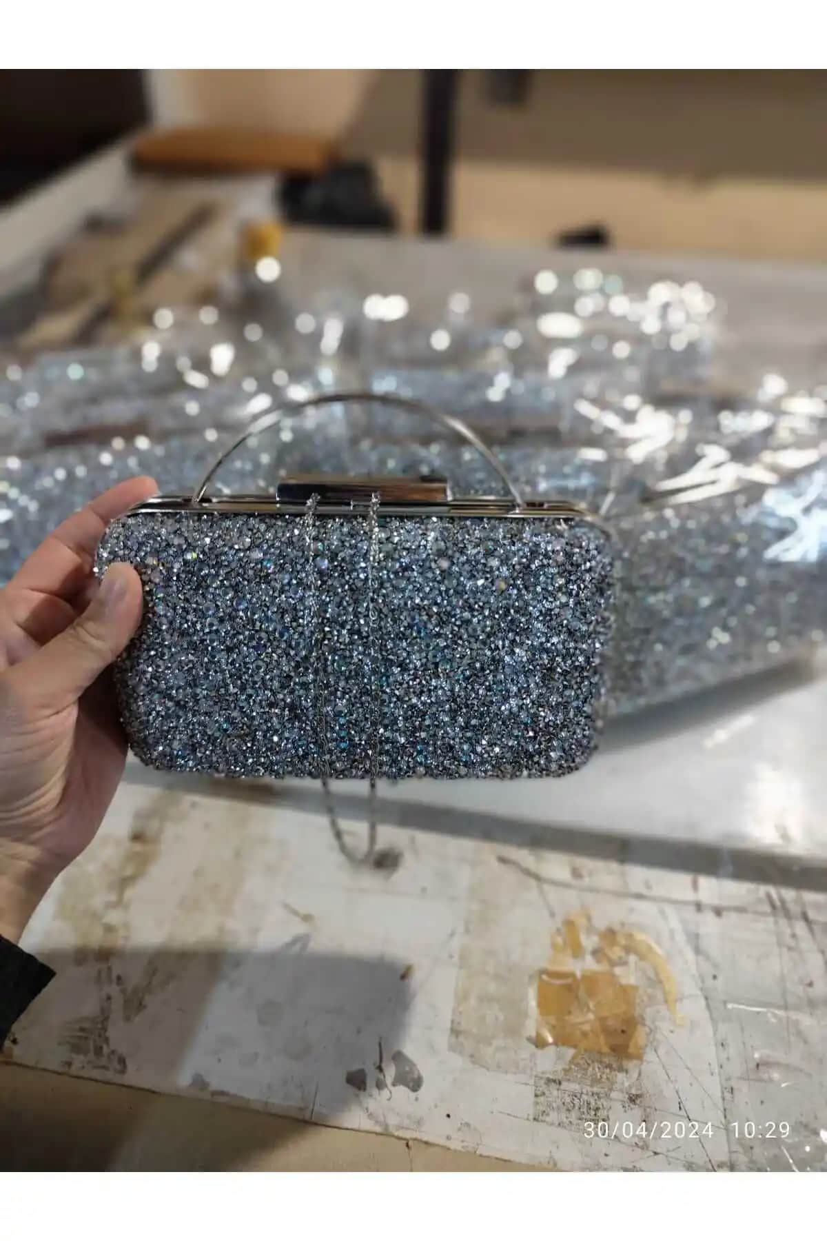 Lowell Gece Taşlı ve MGEStore Kalp Taşlı Abiye Çanta Karşılaştırması